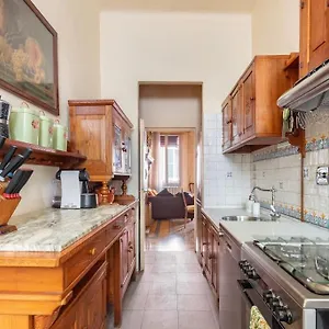 central-elegant-apartment-liberty-house.emilia-romagnahotels.net/